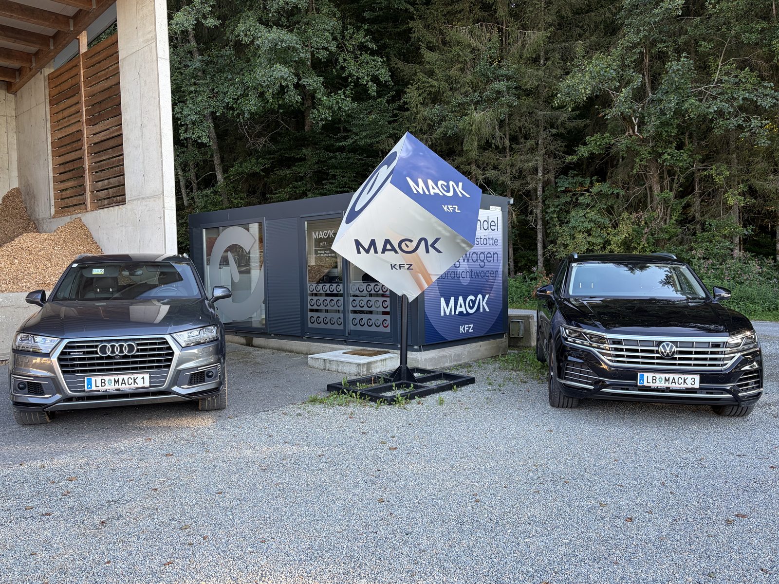 Verkaufspavillon von KFZ Mack mit Fahrzeugen am Gebrauchtwagenplatz